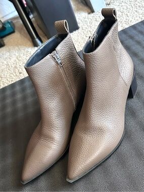 Everlane The Boss Boot Olive Taupe Pointed Toe US 7 Leather Made Italy